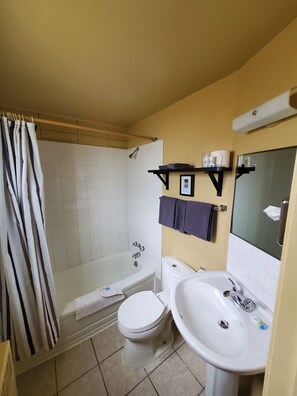 Habitación individual básica | Baño | Toallas