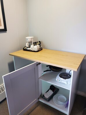 Chambre simple de base | Cuisinette privée | Cafetière-théière