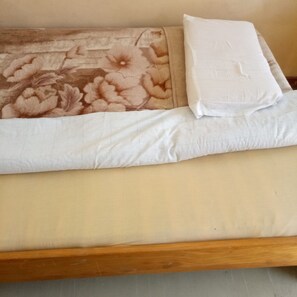 Escritorio y ropa de cama