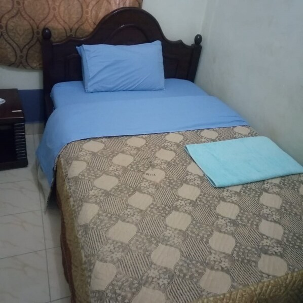 Escritorio y ropa de cama