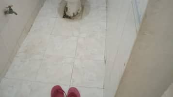 Single Room | Bathroom | Shower, rainfall showerhead, towels, toilet paper