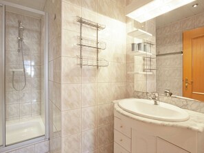 Apartment | Badezimmer | Dusche, Handtücher