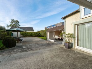 Balcony - Picturesque Apartment in Bayeux With Private Courtyard (Bayeux)