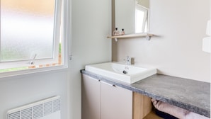 Bathroom - Cosy Mobile Home in Les Mathes With Swimming Pool (Les Mathes)