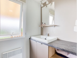 Bathroom - Cosy Mobile Home in Les Mathes With Swimming Pool (Les Mathes)
