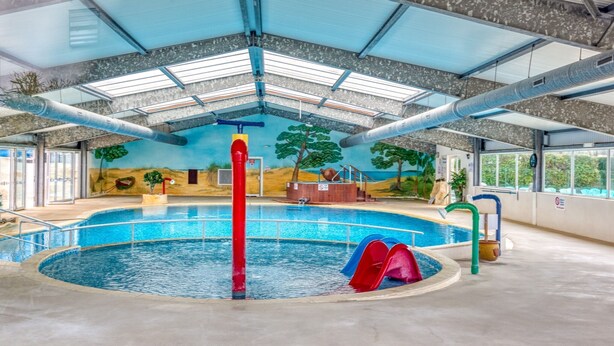 Pool - Cosy Mobile Home in Les Mathes With Swimming Pool (Les Mathes)