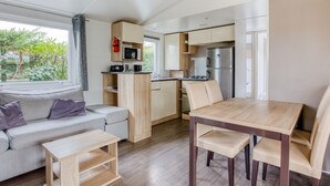 Living room - Cosy Mobile Home in Les Mathes With Swimming Pool (Les Mathes)