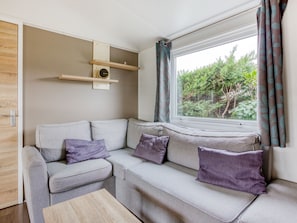 Living room - Cosy Mobile Home in Les Mathes With Swimming Pool (Les Mathes)