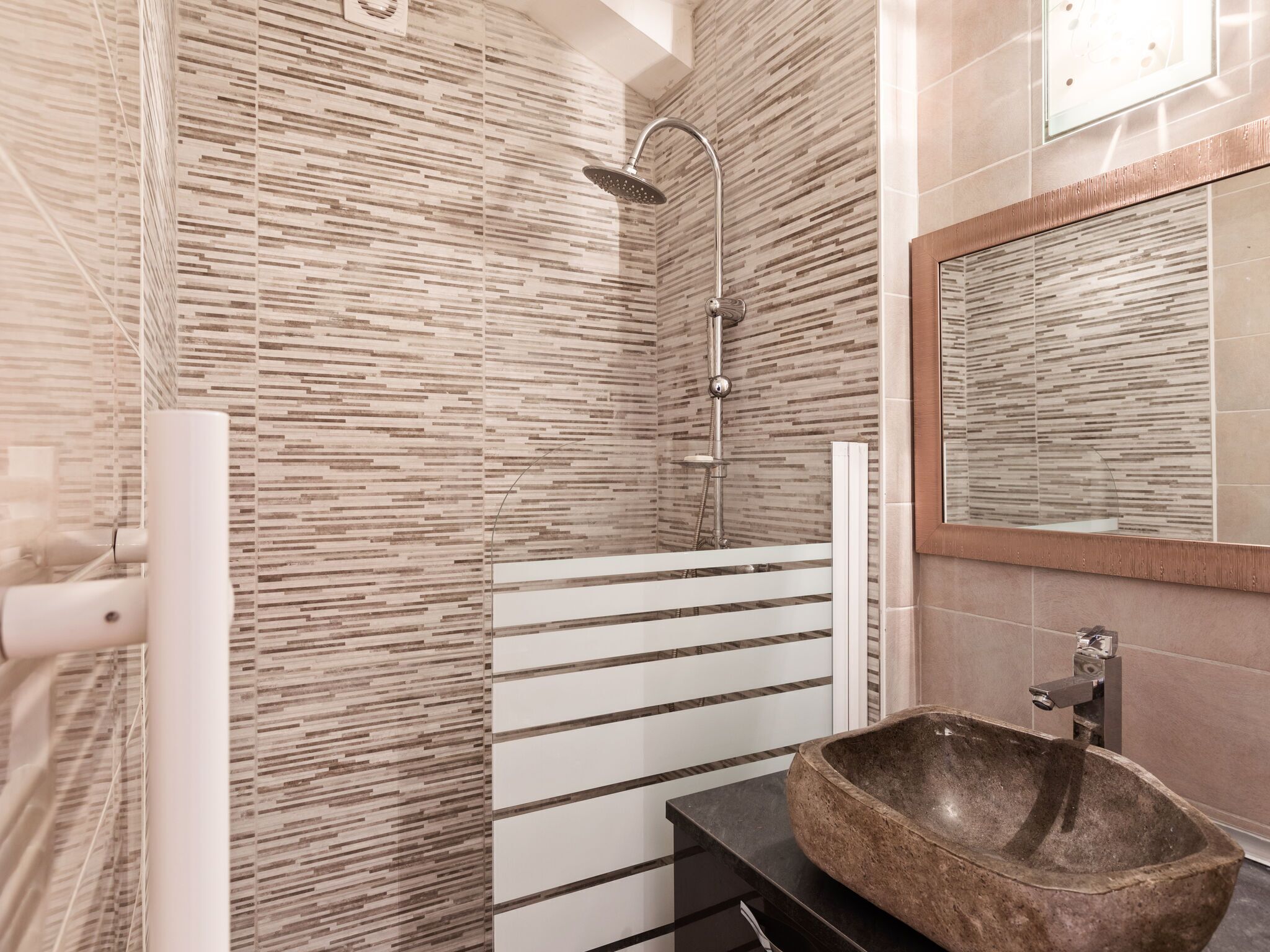 Villa | Bathroom | Combined shower/bathtub