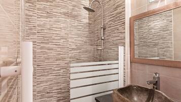 Villa | Bathroom | Combined shower/bathtub