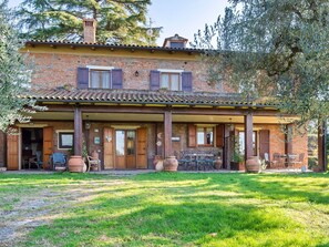 Exterior - Spacious Holiday Home in Castiglione del Lago With Pool (Castiglione del Lago)