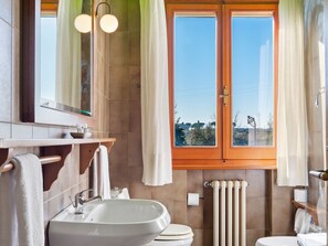 Ferienhaus | Badezimmer | Dusche, Handtücher