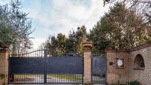 Unclassified image, 5 of 31, button - Pleasing Holiday Home in Castiglione del Lago With Swimming Pool (Castiglione del Lago)