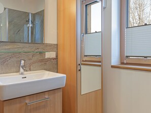 Ferienhaus | Badezimmer | Dusche, Handtücher