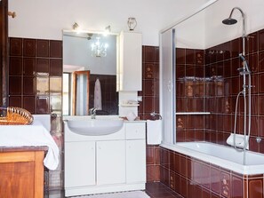 House | Bathroom | Combined shower/tub, towels - Vintage Holiday Home in Greve in Chianti With Terrace (Greve in Chianti)