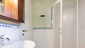 House | Bathroom | Shower - Beautiful Holiday Home in Gargnano With Garden (Gargnano)