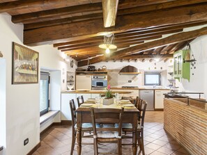 Dining - Vintage Holiday Home in Montemagno Camaiore With Sauna (Camaiore)