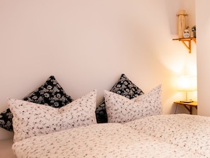 1 bedroom, bed sheets - Cosy Apartment in the Centre of Naumburg (Naumburg)