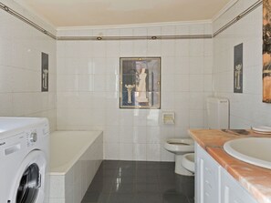 House | Bathroom | Shower, towels - Beautiful Holiday Home in Forio With Roofed Terrace (Forio)