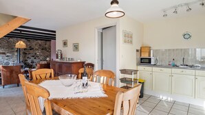 Dining - Blissful Holiday Home in Chapelle Neuve With Swimming Pool (La Chapelle-Neuve)