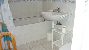 Combined shower/bathtub - Blissful Holiday Home in Chapelle Neuve With Swimming Pool (La Chapelle-Neuve)