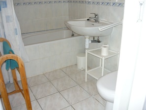 Combined shower/bathtub - Blissful Holiday Home in Chapelle Neuve With Swimming Pool (La Chapelle-Neuve)