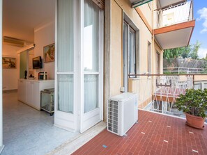 Balcony - Pleasant Apartment in Sanremo With Balcony (Sanremo)
