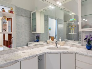 Ferienhaus | Badezimmer | Duschwanne, Handtücher