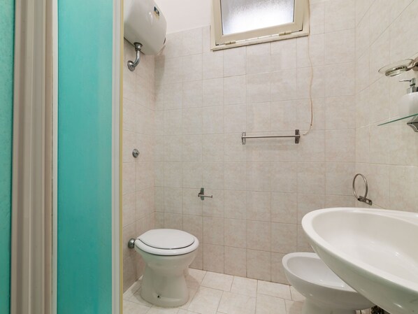 House | Bathroom | Shower, towels - Dandy Holiday Home in Castellammare di Stabia near Sea (Ladispoli)