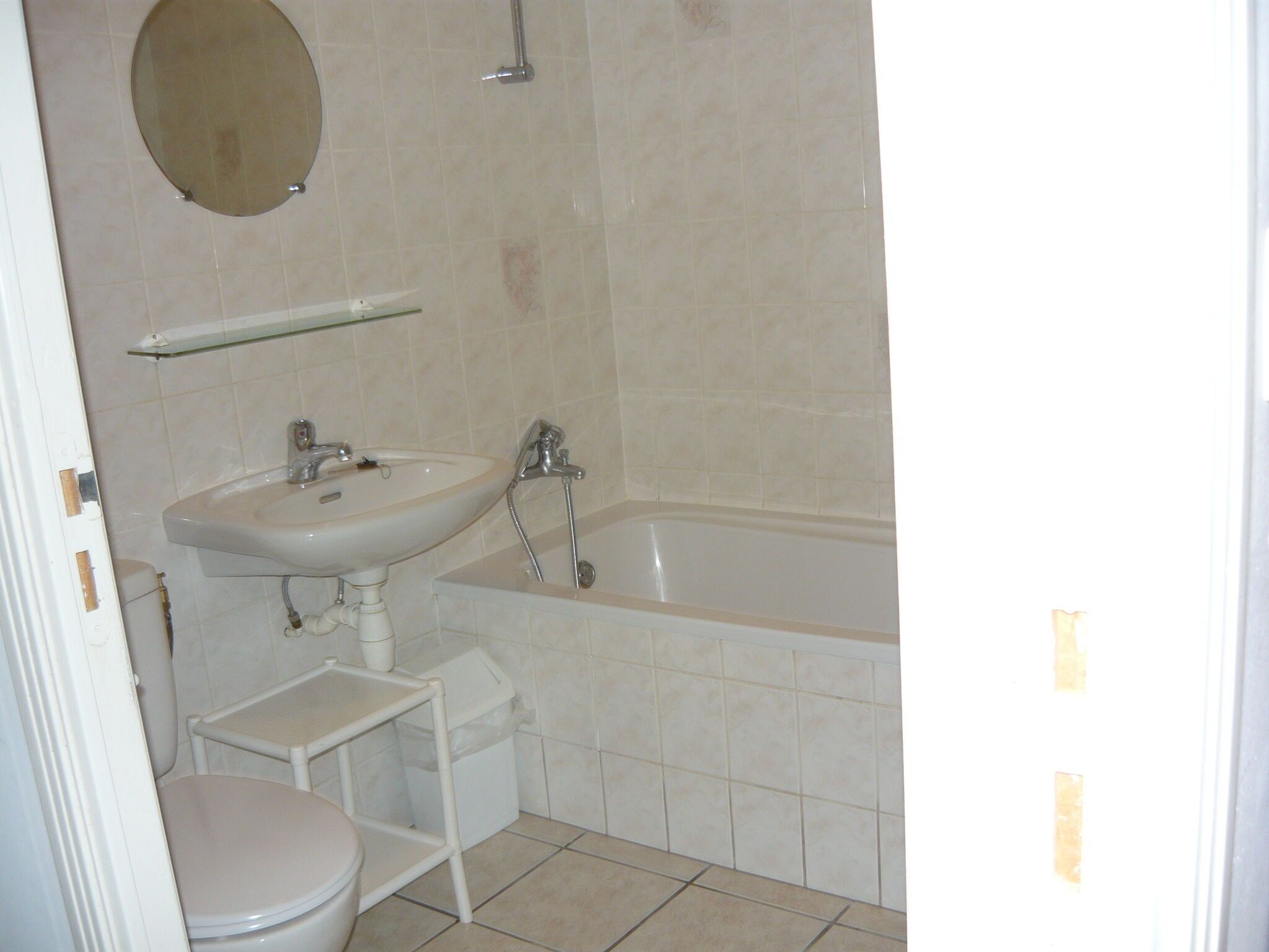 Combined shower/bathtub