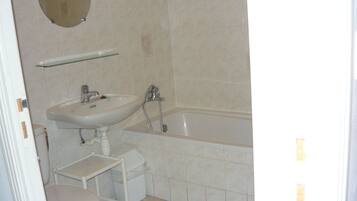 Combined shower/bathtub