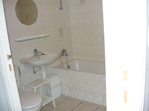 Combined shower/bathtub - Graceful Holiday Home in Chapelle Neuve With Swimming Pool (La Chapelle-Neuve)