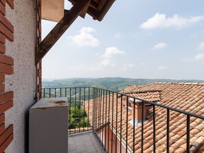 Balcony - Sun-kissed Holiday Home in Calosso With Roof Terrace (Calosso)