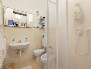 House | Bathroom | Shower, towels - Lovely Holiday Home in Cosio D'arroscia With Heating (Cosio di Arroscia)