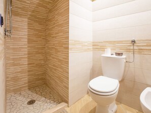 Ferienhaus | Badezimmer | Dusche, Handtücher
