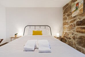 2 bedrooms, individually furnished, bed sheets - Mansion in Vale Abrigoso - Mezio With Patio (Castro Daire)