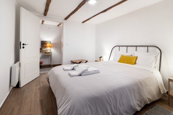 House | 2 bedrooms, individually furnished, bed sheets - Mansion in Vale Abrigoso - Mezio With Patio (Castro Daire)