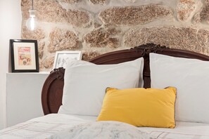 House | 2 bedrooms, individually furnished, bed sheets - Mansion in Vale Abrigoso - Mezio With Patio (Castro Daire)