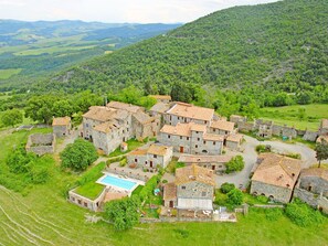Exterior - Vintage Holiday Home in Tuscany With Swimming Pool (Castelnuovo di Val di Cecina)