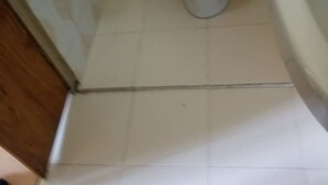Een badkamer met toilet en bad.