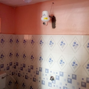 Einzelzimmer | Badezimmer | Dusche, Regendusche, kostenlose Toilettenartikel, Hausschuhe