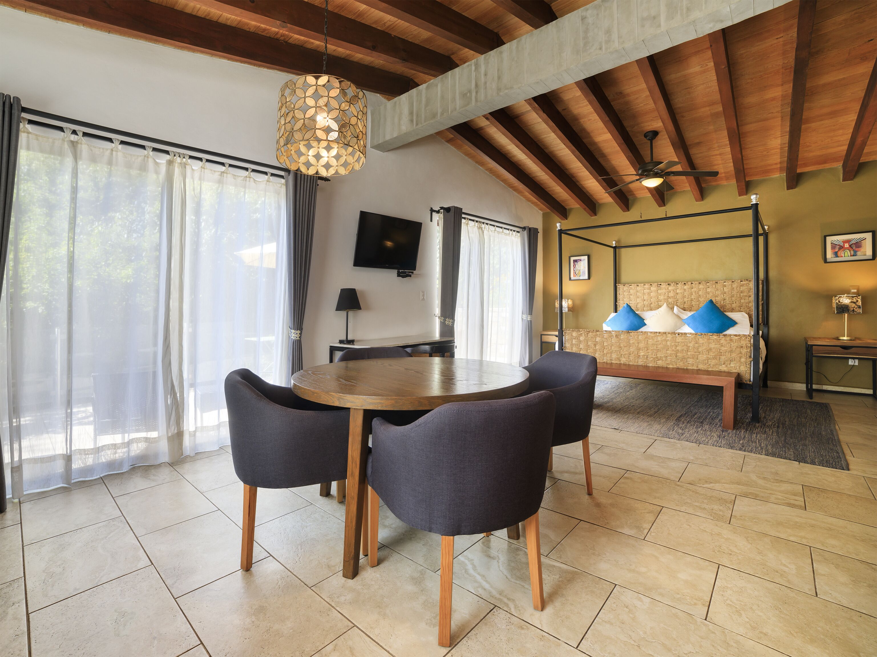 Suíte superior, 1 cama Queen e sofá-cama, banheira de hidromassagem | Frigobar, escrivaninha, ferros/tábuas de passar roupa, Wi-Fi de cortesia