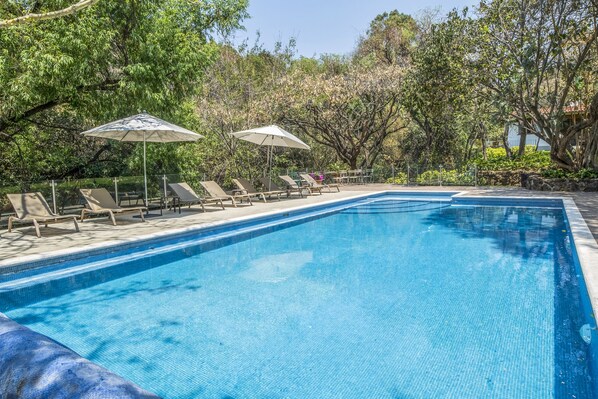 Una piscina al aire libre