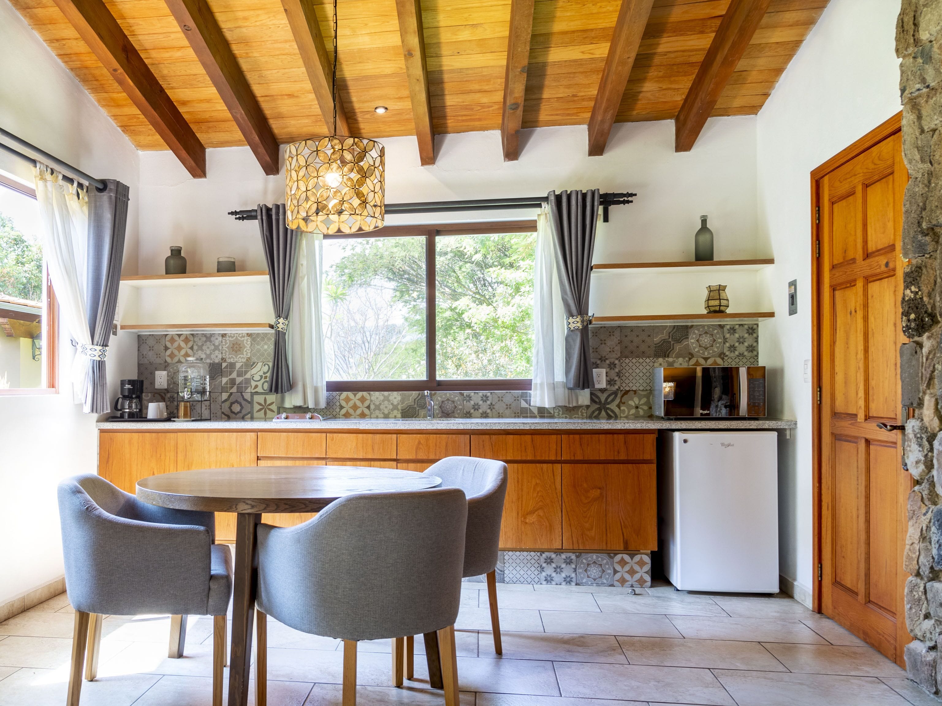 Frigobar, placa de cocina, cafetera expreso, utensilios de cocina