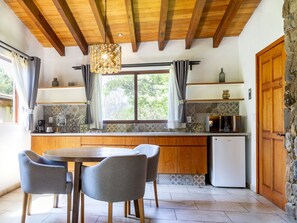 Comfort Suite, Multiple Beds | Private kitchenette | Mini-fridge, stovetop, espresso maker, cookware/dishes/utensils - Hotel Amate del Rio (Malinalco)