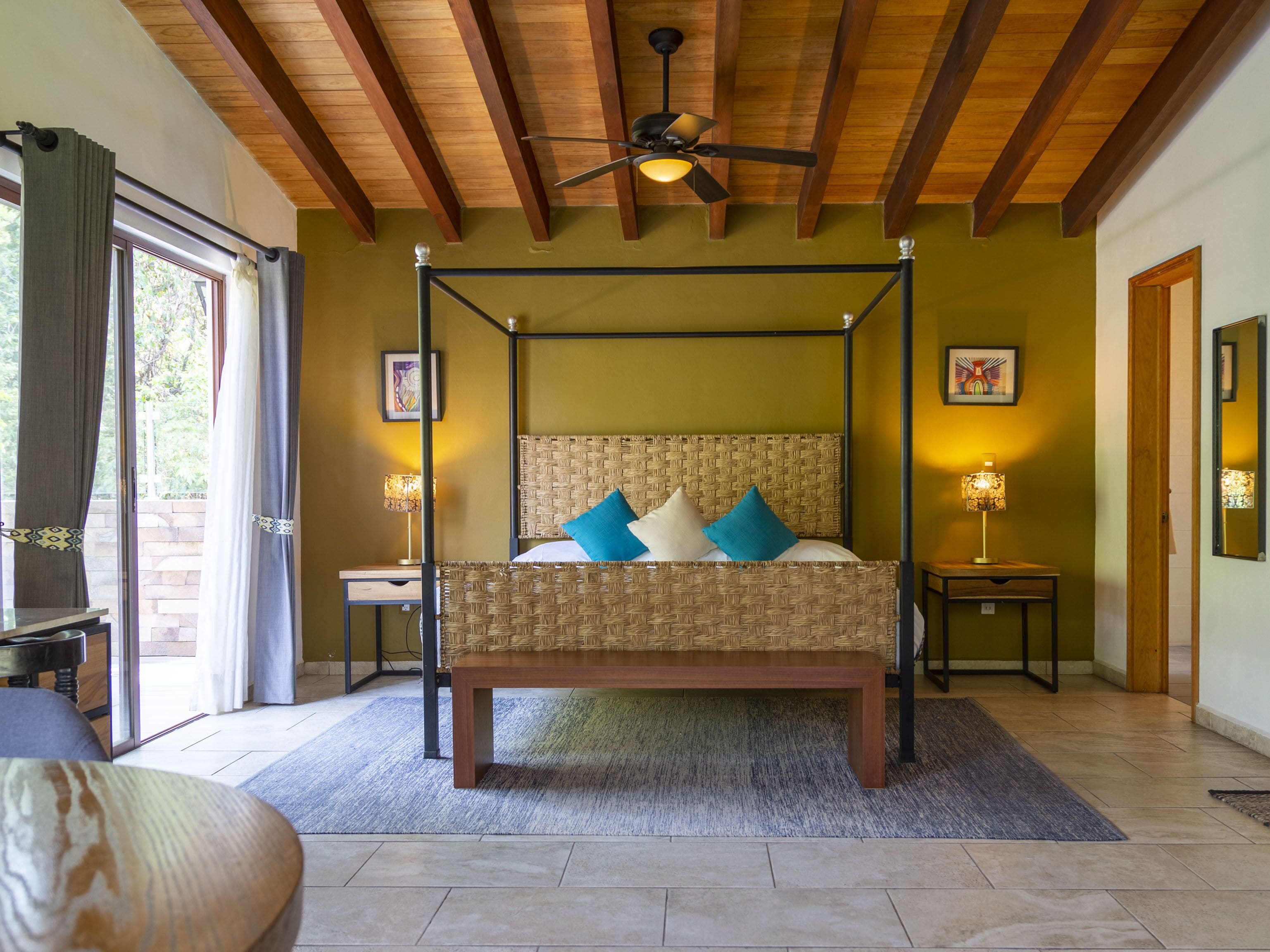 Suíte superior, 1 cama Queen e sofá-cama, banheira de hidromassagem | Frigobar, escrivaninha, ferros/tábuas de passar roupa, Wi-Fi de cortesia