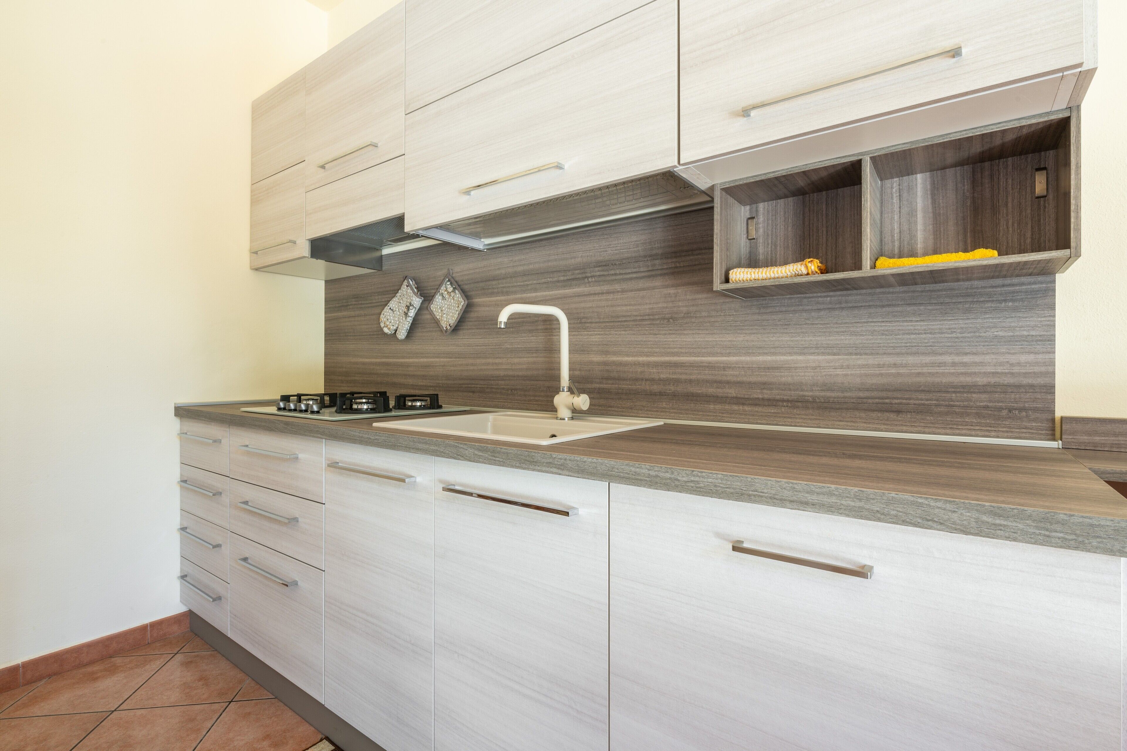 Jääkaappi, mikroaaltouuni, uuni, liesi