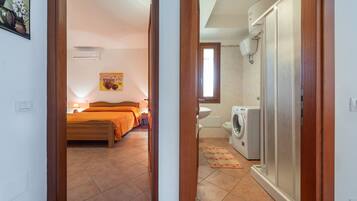 2 bedrooms, iron/ironing board, bed sheets, wheelchair access