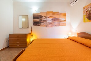 2 quartos, ferros/tábuas de passar roupa, roupa de cama