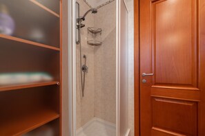 Shower, hair dryer, towels - Apartment “Villetta Nora” Close to the Beach with Air Conditioning and Terrace (Pula)
